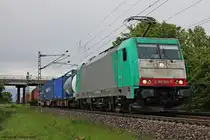 Mit einem KLV aus Belgien fuhr am Nachmittag des 13.05.2017 die ATLU/XRAIL E 186 349-7, welche den zug seit Aachen West bespannte, südlich von Buggingen durchs Rheintal in Richtung Schweizer Grenze.