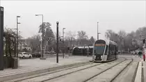 Farbenfrohere Fahrzeuge bei LUXTRAM S.A. w�ren im Winter von Vorteil f�r die Fotografen - Fast eine schwarzwei�e Aufnahme enstand am 28.12.2018 bei der Einfahrt einer Stra�enbahn an der Haltestelle Theater in Luxembourg-Ville haute. (Jeanny)