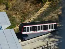 Am 27.09.2018 erreicht eine Gondel der Standseilbahn Pfaffenthal-Kircherg die Talstation und damit auch den CFL Bahnhof Pfaffenthal-Kirchberg. Der Bahnhof umfasst zwei jeweils 250 Meter lange �berdachte Bahnsteige und eine Mittelplattform, von der die beiden parallel gef�hrten Standseilbahnen zur Bergstation auf dem Kirchberg-Plateau abfahren. Zu dieser Plattform, wie auch auf den Talgrund, gelangt man �ber Treppen, Rolltreppen und Aufz�ge. Die gesamte Infrastruktur ist f�r mobilit�tseingeschr�nkte Personen barrierefrei zug�nglich.

Die Gesamtkosten f�r die Realisierung des Bahnhofs und der Standseilbahnen beliefen sich auf 96 Millionen Euro. Das Gesamtprojekt wurde innerhalb von zweieinhalb Jahren realisiert und zum Fahrplanwechsel im Dezember 2017 in Betrieb genommen. (Hans)