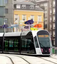 Einzig die bunten Schirme am  P�erdsmaart  in Luxembourg-Ville Haute verleihen der Aufnahme von dem CAF Urbos von LUXTRAM S.A. beim Verlassen der Haltestelle Theater ein bisschen Farbe am winterlichen 28.12.2018. (Jeanny) 