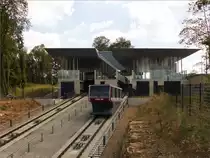 Im Gegenlicht des 10.08.2018 erreicht eine Gondel der CFL Standseilbahn Pfaffenthal-Kirchberg die Bergstation in Luxembourg-Kirchberg. (Jeanny) 

Der obere Teil des Bahnhofs Pfaffenthal-Kirchberg ist das Herzst�ck eines Knotenpunkts f�r den �ffentlichen Nahverkehr, der das neue Tram von Luxemburg, f�nf Stadtbuslinien und zw�lf RGTR-Linien (R�gime g�n�ral des transports routiers, das Netz der luxemburgischen Regionalverkehrsbetriebe) umfasst. Die Realisierung dieses Bahnhofs ist ein Kernbestandteil der Strategie, mit der die luxemburgische Regierung die Entwicklung einer nachhaltigen Mobilit�t f�rdern will. Der Bahnhof entlastet den Hauptbahnhof und erm�glicht eine erhebliche Zeitersparnis – sch�tzungsweise mehr als 20 Minuten – f�r jene unterwegs in Richtung Kirchberg-Plateau, die fr�her am Hauptbahnhof in einen Bus zum Kirchberg umsteigen mussten.

An den beiden Bahnhofszug�ngen (Pfaffenthal und Kirchberg) stehen zwei gesicherte Veloparkpl�tze mit jeweils 56 Stellpl�tzen und zwei Parkpl�tze mit 44 und 53 Pl�tzen zur Verf�gung. Die gesicherten Veloparkpl�tze sind mit der Transportkarte �mKaart� und gegen ein Depot von j�hrlich 20 Euro zug�nglich.

Auf der oberen Ebene befindet sich der Bahnhof exakt auf H�he der Avenue J.  F.  Kennedy, einer Hauptverkehrsachse mit einem mittigen Radweg f�r beide Fahrtrichtungen. Die Bauarbeiten f�r die Stra�enbahn wurden zum Anlass genommen, die Anlagen f�r Fu�g�nger und Velofahrer vor allem auf dieser Verkehrsachse neu zu gestalten.


