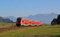 Steuerwagen vorraus befindet sich der RE Füssen - München kurz vor Weizern-Hopferau.

Weizern-Hopferau, 17. November 2018