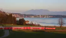 Von den letzten Sonnenstrahlen des Tages angeleuchtet, fährt der RE München Hbf - Füssen am Hopfensee entlang.

Füssen, 17. November 2018