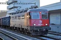 Re 620 063-8  Eglisau  war lange Zeit noch die letzte Re 6/6 im grünen Farbkleid. Seit ihrer R3 am 22.11.2018 verkehrt sie nun ebenfalls in den SBB Cargo-Farben und trägt nur noch auf einer Seite das Wappen von Eglisau. Auf dem Bild fährt sie am 03.01.2019 mit der wappenlosen Seite in den Bahnhof Killwangen-Spreitenbach ein, wo sie mehrere Überholungen abwarten muss. Ziel des Zuges Emmenbrücke. Gruss an den sehr freundlichen Lokführer und allzeit gute Fahrt.