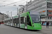 Be 6/8 Combino 669 mit der Werbung für die Lindenhofgruppe, auf der Linie 8, fährt zur Haltestelle beim Bahnhof Bern. Die Aufnahme stammt vom 19.12.2018.