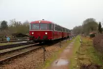 Ein Schinenbus von der ZLSM fährt gleich nach Kerkrade(NL).
Aufgenommen von einem Fußweg in Simpelveld(NL).
Bei Regenwolken am Kalten Mittag vom 30.12.2018.