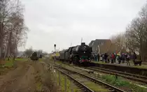 01 1075 von SSN steht in Simpelveld(NL) mit einem Sonderzug.
Aufgenommen von einem Fußweg in Simpelveld(NL).
Bei Regenwolken am Kalten Mittag vom 30.12.2018.