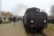 Mit Tender voraus steht 01 1075 von SSN mit einem Sonderzug von Simpelveld(NL) nach Schin-op-Geul(NL).
Aufgenommen von Bahnsteig in Simpelveld(NL).
Bei Regenwolken am Kalten Mittag vom 30.12.2018