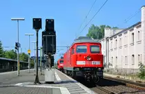 Am 23.7.18 präsentierte sich 233 285-6 im Brandenburger Hbf im besten Zustand. 2Monate zuvor kam sie nach Untersuchung und Neulackierung aus Minsk zurück und sieht aus wie neu. Hier rangiert sie gerade in Brandenburg Hbf.

Brandenburg 23.07.2018