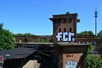 Das große Stellwerk sowie der Schriftzug Potsdam Hbf und die Skelette der ehemaligen oberen Bahnsteige erinnern an die Glanzzeiten des Potsdamer Hbf zu Zeiten der Berliner Mauer. Nach dem Fall der Mauer ging es immer weiter bergab mit dem Bahnhof. Heute hält hier nur noch die RB23 auf dem unteren Bahnsteig.

Potsdam Pirschheide 23.07.2018