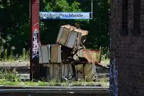Über viele Jahre nach der Schließung der oberen Bahnsteige in Potsdam Pirschheide hingen dort noch die alten Fallblattanzeiger. Am 23.7.18 waren sie schon als Schrott gestapelt. 

Potsdam Pirschheide 23.07.2018