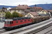 JAHRESRÜCKBLICK 2018
von Walter Ruetsch
Serie Nr. 8
Ab dem Fahrplanwechsel 2018 wird der Bahnhof Tavannes im Berner Jura durch SBB CARGO nicht mehr bedient.
Aus diesem Grunde wurde bei der CJ der Rollschemelverkehr ab Les Breuleux, Les Reussilles und Tramelan, wo hauptsächlich Holz verladen wurde, eingestellt.
Wegen einem Defekt an der CJ Ee 936 151 wurde am 31. Oktober 2018 das Rangiermanöver in Tavannes ausnahmsweise durch SBB CARGO mit der Re 620 005-9 Uster durchgeführt was zu einmaligen Fotomotiven führte.
Ungewohnte Bahnhofsausfahrt Tavannes vom 31. Oktober 2018 mit der Re 620 005-9 Uster.
Was ich nicht verstehen kann: Seit dem 6. Dezember 2018 sind diese Aufnahmen Geschichte. 
