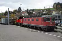JAHRESRÜCKBLICK 2018
von Walter Ruetsch
Serie Nr. 8
Ab dem Fahrplanwechsel 2018 wird der Bahnhof Tavannes im Berner Jura durch SBB CARGO nicht mehr bedient.
Aus diesem Grunde wurde bei der CJ der Rollschemelverkehr ab Les Breuleux, Les Reussilles und Tramelan, wo hauptsächlich Holz verladen wurde, eingestellt.
Wegen einem Defekt an der CJ Ee 936 151 wurde am 31. Oktober 2018 das Rangiermanöver in Tavannes ausnahmsweise durch SBB CARGO mit der Re 620 005-9 Uster durchgeführt was zu einmaligen Fotomotiven führte.
SBB CARGO Re 620 005 Uster auf Rangierfahrt mit der defekten CJ Ee 936 151 aus der Rollschemelanlage Tavannes.
 
