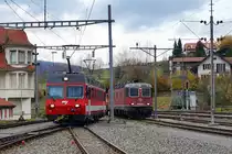 JAHRESRÜCKBLICK 2018
von Walter Ruetsch
Serie Nr. 8
Ab dem Fahrplanwechsel 2018 wird der Bahnhof Tavannes im Berner Jura durch SBB CARGO nicht mehr bedient.
Aus diesem Grunde wurde bei der CJ der Rollschemelverkehr ab Les Breuleux, Les Reussilles und Tramelan, wo hauptsächlich Holz verladen wurde, eingestellt.
Wegen einem Defekt an der CJ Ee 936 151 wurde am 31. Oktober 2018 das Rangiermanöver in Tavannes ausnahmsweise durch SBB CARGO mit der Re 620 005-9 Uster durchgeführt was zu einmaligen Fotomotiven führte.
CJ Be 4/4 615, ehemals Frauenfeld Wil FW neben der SBB CARGO Re 620 005 Uster in der Rollschemelanlage Tavannes.
Fotostandort KEBAG Umladestation für Lastwagen, Bildausschnitt Fotoshop. 
   

