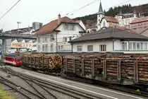 JAHRESRÜCKBLICK 2018
von Walter Ruetsch
Serie Nr. 8
Ab dem Fahrplanwechsel 2018 wird der Bahnhof Tavannes im Berner Jura durch SBB CARGO nicht mehr bedient.
Aus diesem Grunde wurde bei der CJ der Rollschemelverkehr ab Les Breuleux, Les Reussilles und Tramelan, wo hauptsächlich Holz verladen wurde, eingestellt.
Am 13. November 2018 wurde in Tramelan einer der letzten mit Holz beladenen Rollschemelzüge für die Abfahrt nach Tavannes bereit gestellt.
 
