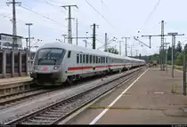 Bpmmbdzf 286.? (61 80 80-91 145-5 D-DB) mit Schublok 120 149-0 als IC 2005  Schwarzwald  (Linie 35) von Emden Hbf nach Konstanz erreicht den Bahnhof Singen(Hohentwiel) auf Gleis 2.
Ab hier wird der Zug zusätzlich als RE 62005 (RE35) geführt, da auch Nahverkehrsfahrkarten akzeptiert werden.
[14.7.2018 | 16:29 Uhr]