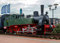 
Eine der letzten erhaltenen preußischen T 9.1....
Die Denkmal-Dampflok „7270 Cöln“ , ex DRG 90 009, ex KPEV „7270 Cöln“, ex KPEV „1833 Cöln“ am 25.12.2018 vor dem Starlight Express Theater in Bochum. 

Die preußische T 9.1 wurde 1893 von A. Borsig in Berlin-Tegel unter der Fabriknummer 4431gebaut und als 1833 Cöln an die Königlich Preußische Staatseisenbahnen (K.P.St.E.) geliefert, 1906 erfolgte eine Umzeichnung in Preußische Staatsbahn (P.St.B.) T9 Cöln 7270.  Zum 1. April 1920 gingen die Länderbahnen in den Deutschen Reichseisenbahnen auf, so erfolgte die Umzeichnung in DRG 90 009. Im Jahr 1925 wurde sie ausgemustert und an Pfeifer & Langen als Werkslok für die Zuckerfabrik Euskirchen verkauft. Dort blieb sie bis 1968 und ging dann die Deutsche Gesellschaft für Eisenbahngeschichte e.V. (DGEG) und war bis 1973 in Erndtebrück abgestellt und kam dann nach Bochum-Dahlhausen. Nach der Restaurierung 2015 bei Interlok in (Piła in Polen) wurde sie vor der Starlighthalle in Bochum aufgestellt.

Nur eine weitere T 9.1 ist erhalten geblieben diese steht im Süddeutschen Eisenbahnmuseum Heilbronn als Cöln 1857, ex DRG 90 042,  ex 7294 Cöln.

Die vereinzelt in preußischen Regionen beschafften C 1-Lokomotiven, hauptsächlich die Bauarten Elberfeld und Langenschwalbach, waren zunächst speziell für besondere Einsatzstrecken entstanden. Als es Anfang der 1890er Jahre zu einer Steigerung des Güterverkehrs kam, sah sich auch die Preußische Staatsbahn zur Entwicklung einer 3/4 gekuppelten Tenderlok genötigt. Im Abstand von wenigen Wochen kamen zum Jahreswechsel 1892/93 zu Vergleichszwecken von Borsig in Berlin eine C1´n2t und von Union in Königsberg eine 1´Cn2t zur Auslieferung. Später unterschied man sie in die Gattungen T 9.1 und T 9.2. Die Loks wurden aus praxisnaher Sicht gerade wegen Zuverlässigkeit und Laufruhe gelobt. Nicht umsonst wurde die Bauart in die Normalien aufgenommen und weiterbeschafft. Für die T 9.1 galt das Musterblatt III-4f.

Bis zum Jahre 1901 nahm die Königlich Preußische Eisenbahn-Verwaltung (KPEV) insgesamt 420 Lokomotiven dieser Bauart in Betrieb. Neben Borsig beteiligten sich auch die Lokfabriken Grafenstaden, Hanomag, Henschel, Hohenzollern, Schichau und Union am Bau der T 9.1, die in allen zwanzig Direktionen der KPEV zum Einsatz kamen. Weitere fünfzehn bauartgleiche Loks gingen an deutsche Privatbahnen und auch die Schantungbahn im deutschen Pachtgebiet Kiautschou in China erhielt sechs Loks zugeteilt. Bis zum ersten Weltkrieg blieb der Bestand weitgehend unverändert. 

TECHNISCHE DATEN:
Gebaute Anzahl: 426
Hersteller:  Borsig, Grafenstaden, Hanomag, Henschel, Hohenzollern, Schichau, Union-Gießerei
Baujahre:  1892–1901
Bauart:  C1' n2t
Gattung:  
Spurweite:  1.435 mm (Normalspur)
Länge über Puffer:  11.320 mm
Dienstgewicht: 54,5 t
Höchstgeschwindigkeit:  60 km/h
Treibraddurchmesser:  1.350 mm
Laufraddurchmesser (hinten): 1.000 mm
Zylinderanzahl:  2
Zylinderdurchmesser:  430 mm
Kolbenhub: 630 mm
Kesselüberdruck: 12 bar
Leistung: 530 PS
Wasservorrat: 5,8 m³
Kohlevorrat: 1,5 t