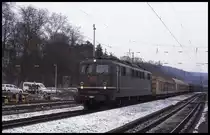 Wenn man mal vom roten DB Zeichen absieht, befindet sich die 150194-9  hier fast noch im Ursprungszustand, als sie am 26.01.2000 um 11.47 Uhr mit einem Güterzug in Richtung Gießen durch den Bahnhof Guntershausen kommt.