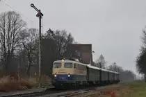 Für Fotografen ist der Aktuelle Verkehr auf der Natobahn sicher sehr spannend allerdings hoffe ich für die Fahrgäste, dass bald wieder ein normaler Betrieb zurückkehrt. 
Am 4. Januar 2018 passierte 110 383 mit dem RE 78 nach Minden den kleinen Ort Frille.