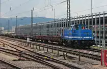 Am 02.06.2017 stand Spitzke V 100-SP-028 (214 018-4/ex. 212 157-2) mit einem Flachwagenzug im südlichen Vorfeld vom Badischen Bahnhof von Basel und wartete auf die Weiterfahrt auf die Baustelle.