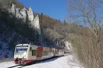 Fotografenpech - einen Augenblick zu fr�h/zu sp�t auf den Ausl�ser gedr�ckt und eine st�rende Reflektion eingefangen. Durch das obere Donautal fahrend sind die beiden Regio-Shuttle mit den Nummern 200 und 211 kurz vor dem ehemaligen Bahnhof Inzigkofen unterwegs als HzL 86247 von T�bingen nach Sigmaringen (25.02.2018).