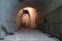 Im Stuttgarter Untergrund -

Tunnelröhre für Fahrtrichtung nach Unter- und Obertürkheim. Bis zur offenen Baugrube am Südkopf des neuen Hauptbahnhofes muss für alle vier Gleise in diesem Abschnitt noch ein Teilstück für zwei doppelgleisige Tunnels aufgefahren werden. In die andere Richtung führt ist dieser Tunnel schon bis über den Neckar hinaus aufgefahren. Ebenso seine Gegenrichtung. Hier geht der Blick vom Bereich der zukünftigen Rettungszufahrt unter der Uhlandshöhe in Richtung Hauptbahnhof.

Tage der offenen Baustelle, 05.01.2019 (M)