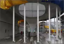 Ein erster Eindruck der zukünftigen Bahnsteighalle -

Auffälliges architektonischer Merkmal des neuen Stuttgart Hauptbahnhofes sind die Kelchstützen mit den sogenannten Lichtaugen. Eine davon wurde schon betoniert und von ihrer Verschalung befreit und ermöglicht einen ersten Eindruck der gerundeten Formen aus Sichtbeton der neuen Stuttgarter Bahnsteighalle. Der Bahnhof wird einen gewissen Höhlencharakter erhalten. Planer sind Ingenhoven Architects aus Düsseldorf.

Solange die Deckenteile noch nicht zusammengewachsen sind müssen diese weiße Stahlstützen die Auskragungen stützen.

Tage der offenen Baustelle, 05.01.2019 (M)