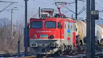 Am 02.12.2018 wartete im Bahnhof Bucuresti Baneasa Elok 92-53-0-474058-1 der CFR Marfa auf grünem Licht. Die Flaggen an den Seitenfenstern der Lok sind da, weil am tag zuvor (01.12.2018) Rumänien ihren Nationalfeiertag gefeiert hatte.