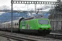 Re 460 080-5 mit der Migros Werbung, fährt beim Bahnhof Spiez ein. Die Aufnahme stammt vom 19.12.2018.