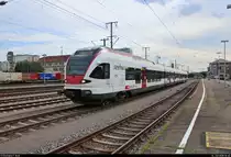 RABe 521 203-5 (Stadler FLIRT) der SBB GmbH (SBB) als SBB87695  Seehas  von Engen nach Konstanz verlässt den Bahnhof Singen(Hohentwiel) auf Gleis 2.
[14.7.2018 | 16:40 Uhr]