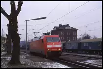 Bahnhof Guntershausen am 26.01.2000: Solo rollt 152034-5 in Richtung Marburg durch den Bahnhof.