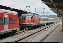 Noch bevor 426 012-1 von DB Regio Baden-Württemberg als RB 19746 nach Schaffhausen (CH) ihren Startbahnhof Singen(Hohentwiel) auf Gleis 3 verlässt, schleicht sich Re 4/4 II 11144 (420 144-8) SBB als IC 489 (Linie 87) nach Zürich HB (CH) von hinten heran.
[14.7.2018 | 16:56 Uhr]