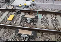 Blick im Bahnhof Singen(Hohentwiel) auf zwei Gleismagnete für Integra-Signum (möglicherweise auch Euro-Signum), genutzt bei den Schweizerischen Normalspurbahnen von 1933 von 2018, links eine Eurobalise für ETCS Level 1 Limited Supervision.
[14.7.2018 | 17:01 Uhr]