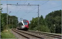 Noch unter den alten Fahrleitungsmasten zwischen Rosé und Neyruz ist am 6. August 2015 ein TPF nach Bulle unterwegs.
