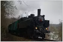 93.1360 (431.032) mit ihrem mittlerweile als Sp 11752 verkehrenden Sonderzug von Hatě nach Čerčany bei den Tunnels zwischen Sázava und Ledečko aufgenommen. 