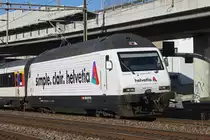 Re 460 071-4 mit der Helvetia Werbung, fährt Richtung Bahnhof Muttenz. Die Aufnahme stammt vom 03.01.2019.