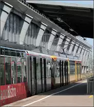 Unter der Reihung der Stahlkonstuktion -

... steht ein Stadtbahnzug außerhalb der Halle des Karlsruher Hauptbahnhofes.

19.04.2009 (M)

