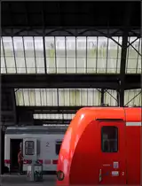 Die Schönheit des Alterns -

Die Glasscheiben des Hallendaches im Karlsruher Hauptbahnhof haben Patina angesetzt, was zu einem ganz eigenen Reiz führt.

19.04.2009 (M)