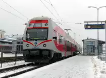 In Litauen fahren hauptsächlich neuere Triebfahrzeuge, unter anderem die in Tschechien produzierten EJ575 (entsprechend der dortigen Reihe 471). Hier wartet EJ575 001 auf die Abfahrt im Bahnhof Vilnius. 1.1.2019