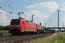 Mit einem Containerzug fuhr am 02.06.2017 die 152 015-4 bei Müllheim (Baden) über die KBS 703 gen Freiburg (Breisgau).
