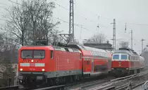 Die DB 232 531-4 muss noch den RE3 nach Schwedt mit 112 124 (91 80 6112 124-3 D-DB) vorbei lassen bevor die Fahrt weiter geht, 07.01.19 Karower Kreuz Berlin.