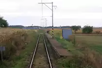 Haltestelle Libejice, aufgenommen am 25.August 2018 durch das Stirntürfenster des letzten Wagen des Os 28406.