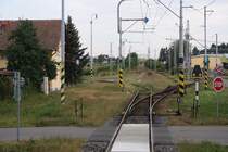 Bahnhof Malsice, aufgenommen am 25.August 2018 durch das Stirntürfenster des letzten Wagen des Os 28406.