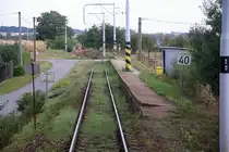 Haltestelle Cenkov u Malsic, aufgenommen am 25.August 2018 durch das Stirntürfenster des letzten Wagen des Os 28406.