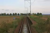 Haltestelle Trebelice, aufgenommen am 25.August 2018 durch das Stirntürfenster des letzten Wagen des Os 28406.