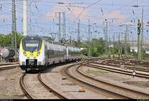 3442 210 und 3442 702 (Bombardier Talent 2) von DB Regio Baden-Württemberg als RE 4778 von Konstanz nach Stuttgart Hbf erreichen den Bahnhof Singen(Hohentwiel) auf Gleis 1.
Aufgenommen am Ende des Bahnsteigs 1 (Televersion).
[14.7.2018 | 17:12 Uhr]