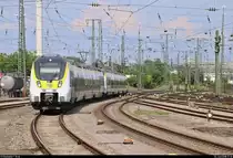 3442 210 und 3442 702 (Bombardier Talent 2) von DB Regio Baden-Württemberg als RE 4778 von Konstanz nach Stuttgart Hbf erreichen den Bahnhof Singen(Hohentwiel) auf Gleis 1.
Aufgenommen am Ende des Bahnsteigs 1 (Televersion).
[14.7.2018 | 17:12 Uhr]