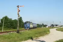 60 0637 zog am Morgen des 30.05.17 einen R von Rosiorii de Vede nach Alexandria und verlässt den Bahnhof Plosca nach erfolgreicher Zugkreuzung.