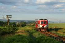 Kurz hinter Zimnicea passiert am 30.05.17 77 0936 einen Bahnübergang. Anfang 2018 wurde die Strecke stillgelegt und die Züge fuhren nur noch zwischen Alexandria und Rosiorii de Vede. 
