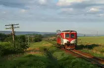 Kurz hinter Zimnicea passiert am 30.05.17 77 0936 einen Bahnübergang. Anfang 2018 wurde die Strecke stillgelegt und die Züge fuhren nur noch zwischen Alexandria und Rosiorii de Vede. 